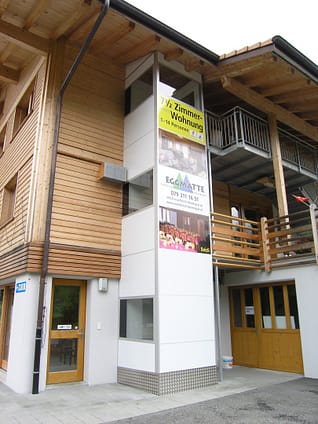 Homelift aussen Ein Homelift im Aussenbereich bei einem Ferienhaus