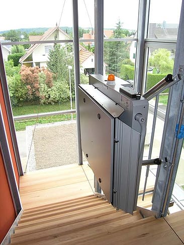Bei einem Treppenlift im Mehrfamilienhaus muss der Fluchtweg gewährleistet sein
