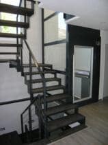 Dieser Lift wurde ohne Unterfahrt nachträglich in einem Einfamilienhaus eingebaut
