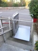 Der Rollstuhl-Treppenlift während der Fahrt über die Aussentreppe