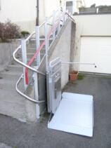 Der Plattformlift ist unten angekommen und einseitig offen für den Ausstieg