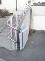 Nach Gebrauch wird die wetterfeste Plattform des Treppenlifts geschlossen