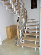 Ein Treppenlift als Innenläufer ausgeführt, über eine enge Treppe in einem EFH