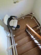 Der Sitzlift während der Fahrt über die Schmale Treppe mit zwei 90 Grad Kurven