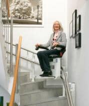 Treppensitzlift als Aussenläufer im Innenbereich, über 1 Etage in Einfamilienhaus