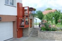 Eine Rollstuhl-Hebebühne mit mehr als 3m Förderhöhe auf den Balkon eines Einfamilienhauses