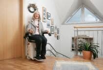 Der Sitzlift an der oberen Halteposition, bereit für den Ausstieg