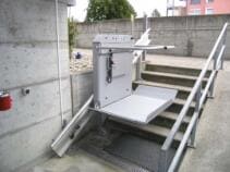 Der Rollstuhllift während der Fahrt über die kurze Aussentreppe