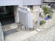 Nach Gebrauch wird die Plattform des Treppenlifts platzsparend eingeklappt