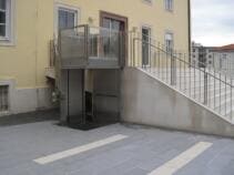 Der Rollstuhllift in der oberen Halteposition, bereit zum Ausstieg des Rollstuhlfahrers
