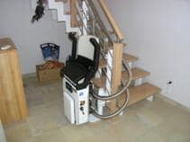 Der Sitzlift in der unteren Warteposition, platzsparend geschlossen