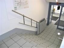 Treppenlift für Rollstuhlfahrer im Innenbereich, Plattform geschlossen