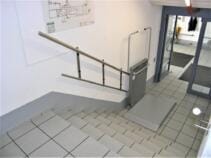 Plattform des Rollstuhllifts geöffnet zum Einsteigen