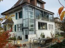 Ein Lift der nachträglich an ein Mehrfamilienhaus angebaut wurde